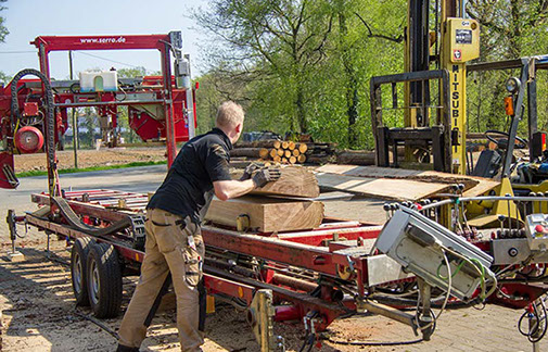 Holz Overberg: Frank Overberg bedient das mobile Sägewerk, die SERRA Bavaria SL 130i