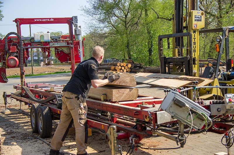 Holz Overberg: Frank Overberg bedient das mobile Sägewerk, die SERRA Bavaria SL 130i