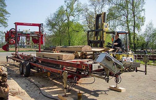 Holz Overberg: Mit einem Stapler werden die geschnittenen Teile transportiert.